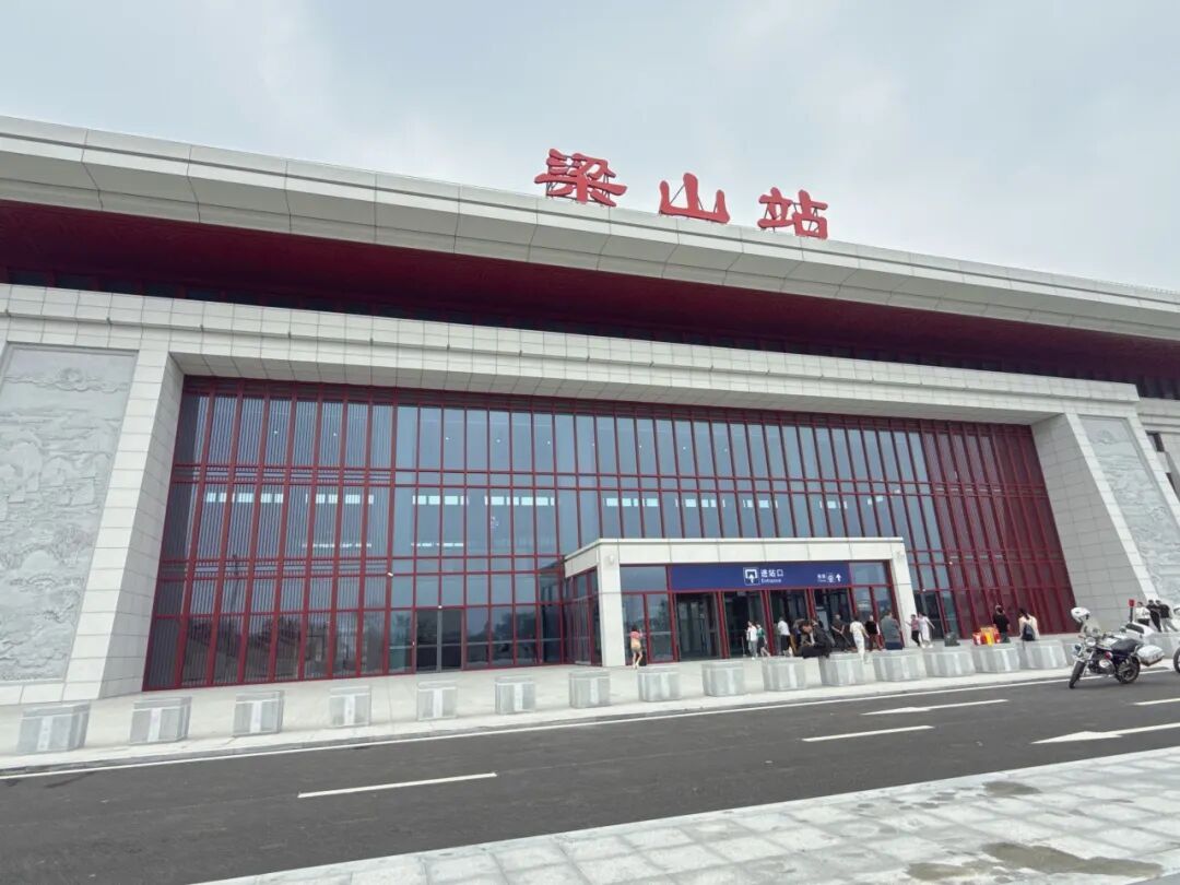 乐鱼高铁站今日正式通车，欢迎全国卡友来乐鱼选购二手货车~